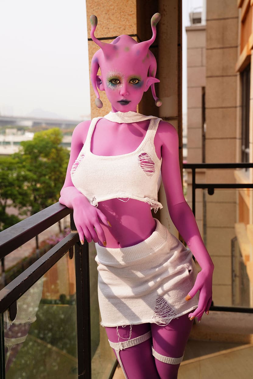 Секс-лялька jayla - фото 6 | lovedoll Секс-лялька jayla фентезі стоїть на балконі
