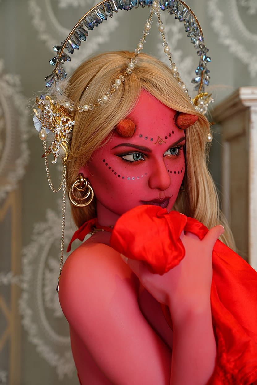 Секс-лялька maisy - фото 10 | lovedoll Секс-лялька maisy тримає в руці червоний плащ