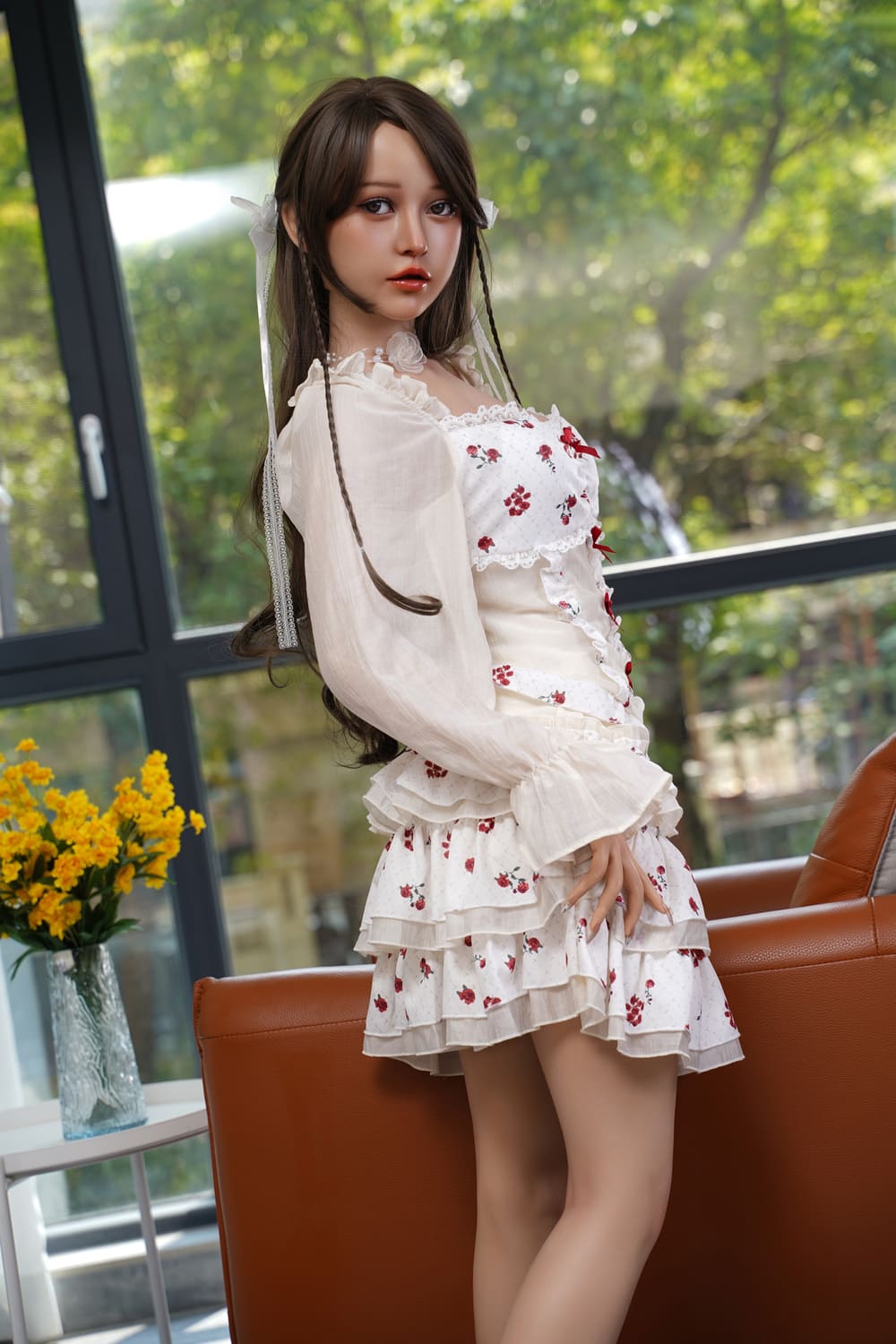 Секс-лялька marie - фото 5 | lovedoll Секс-лялька marie стоїть у сукні біля крісла