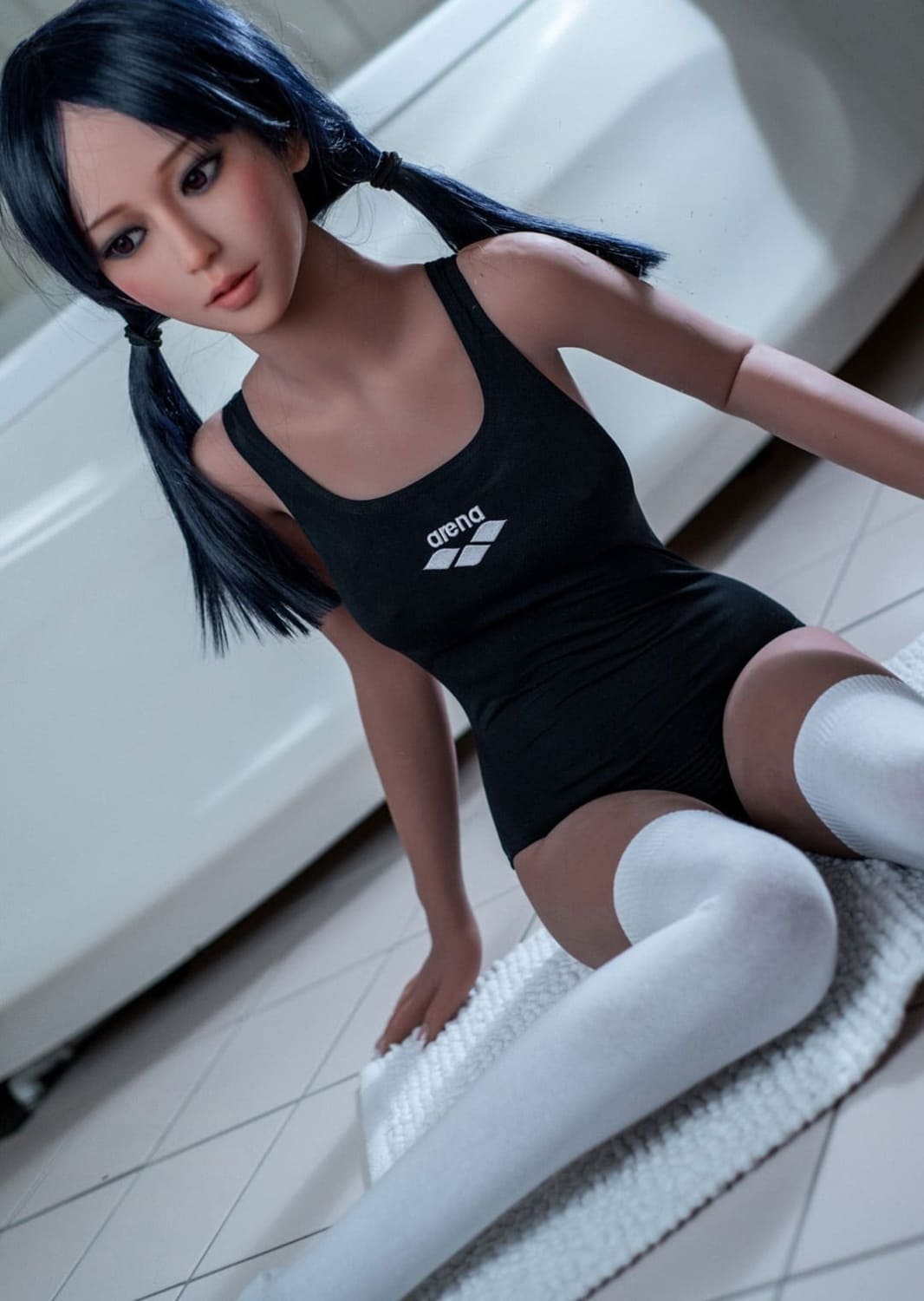 Секс-лялька alara - фото 1 | lovedoll Секс-лялька alara сидить у купальнику