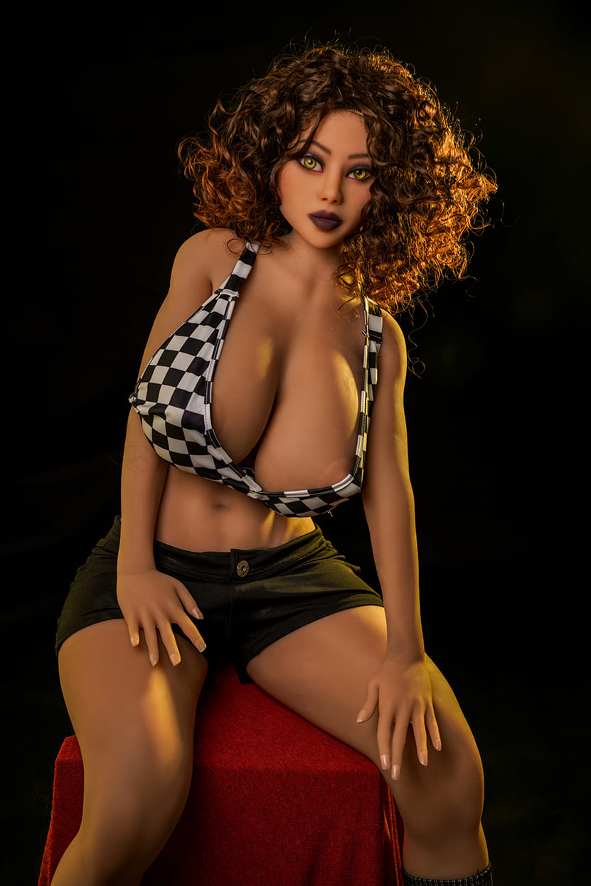 Секс-лялька abidemi - фото 5 | lovedoll Секс-лялька abidemi, мулатка, сидить, нахилившись убік