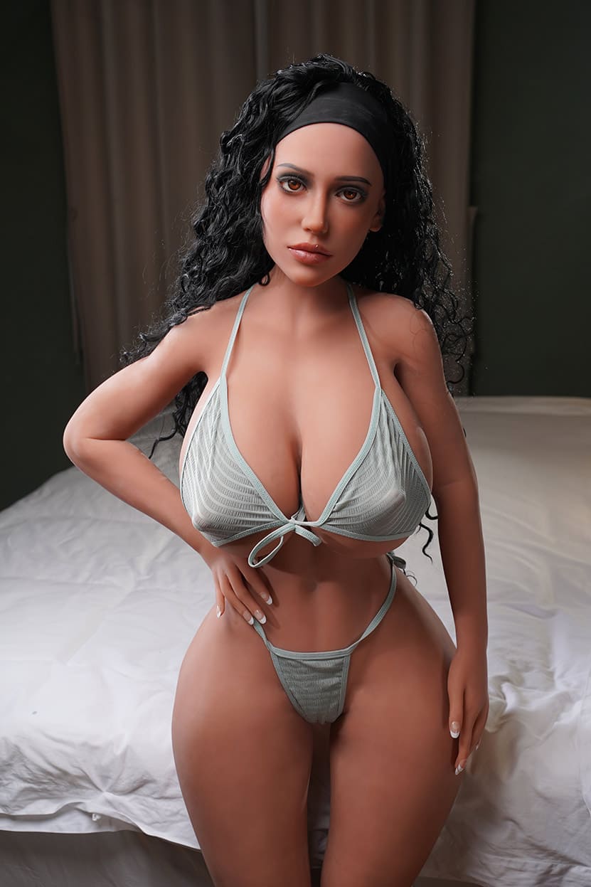 Секс-лялька ashante - фото 3 | lovedoll Секс-лялька ashante стоїть біля ліжка